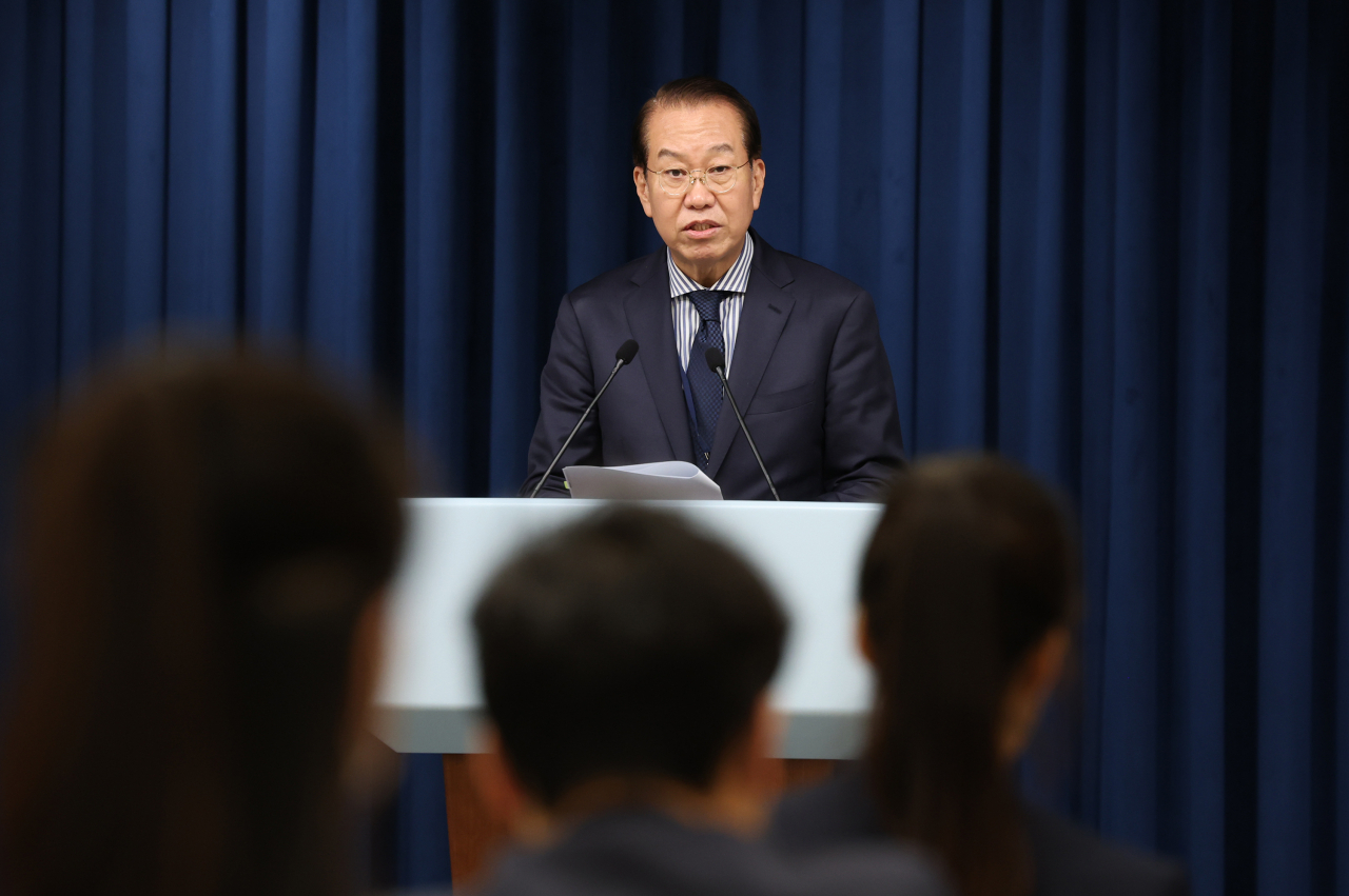 권영세 통일부 장관이 22일 오후 서울 용산 대통령실 청사 브리핑룸에서 윤석열 대통령에게 부처 업무보고를 한 뒤 업무보고 내용과 관련해 브리핑하고 있다. [연합]