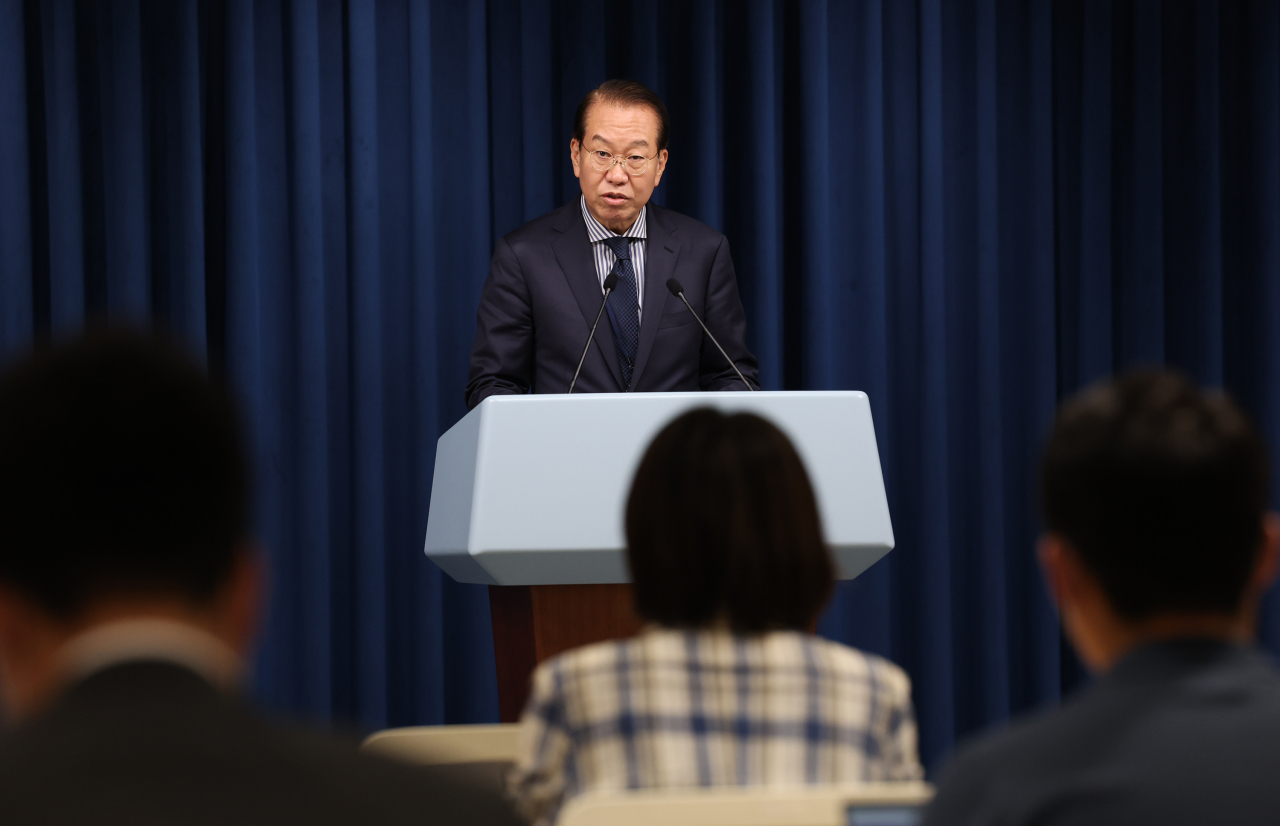 권영세 통일부 장관이 22일 오후 서울 용산 대통령실 청사 브리핑룸에서 윤석열 대통령에게 부처 업무보고를 한 뒤 업무보고 내용과 관련해 브리핑하고 있다. [연합]