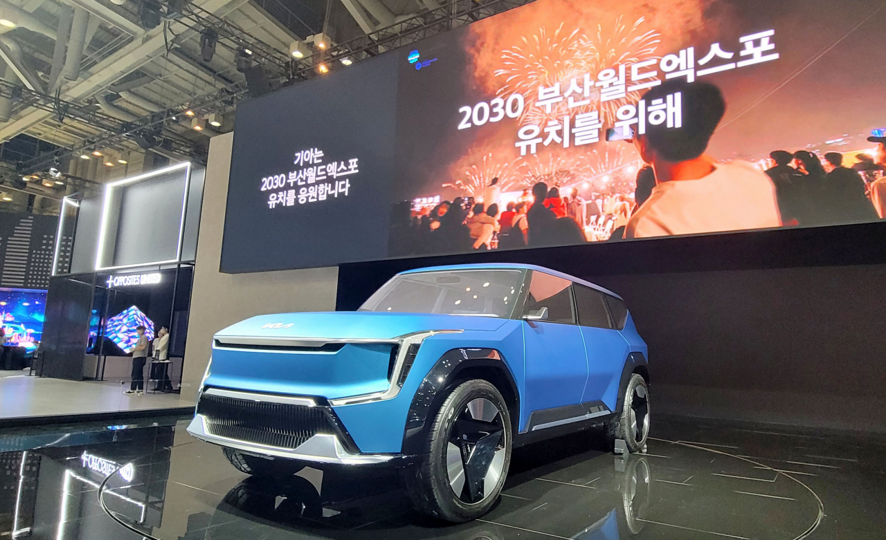 21일 부산 해운대구 벡스코에서 열린 '2022 부산국제모터쇼' 기아 부스에서 대형 전기 SUV 콘셉트카 '더 기아 콘셉트 EV9'과 함께 2030부산세계엑스포 유치를 기원하는 홍보를 하고 있다. 연합뉴스