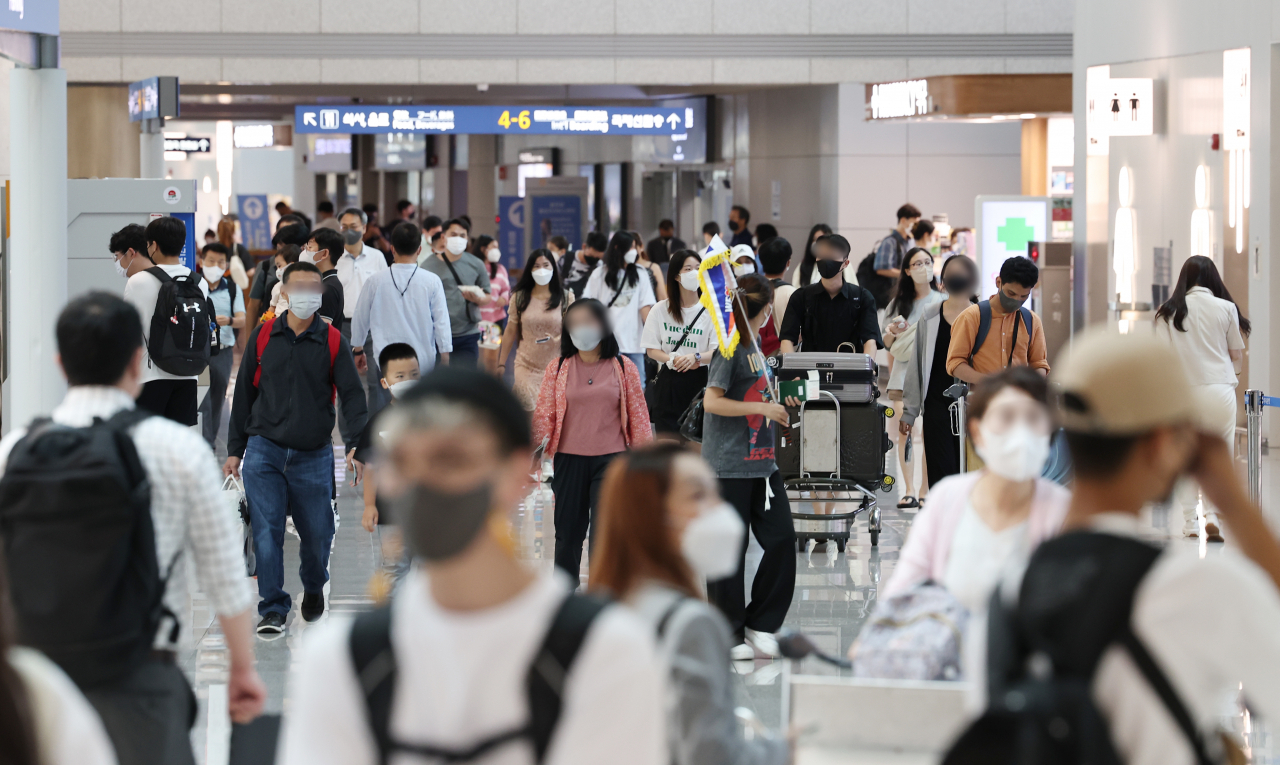지난 20일 오전 영종도 인천국제공항 제1여객터미널 출국장이 해외 여행객으로 붐비고 있다. [연합]