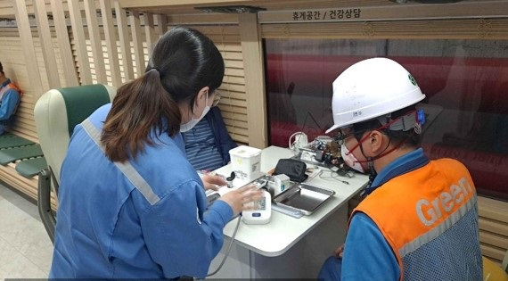 찾아가는 안전버스 간호사가 온열쉼터를 찾은 직원의 건강을 체크하고 있다. [포스코 제공]