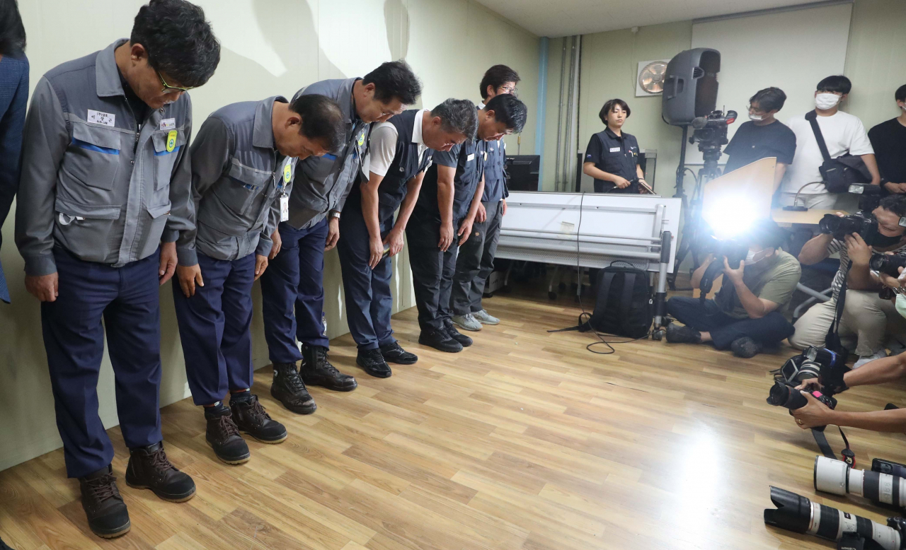 대우조선해양 하청 노사협상이 잠정 타결된 22일 오후 경남 거제시 아주동 대우조선해양 옥포조선소에서 협력사 대표인 권수오 녹산기업 대표(왼쪽 세 번째부터)와 홍지욱 금속노조 부위원장 등이 브리핑을 한 뒤 허리 숙여 인사하고 있다. [연합]