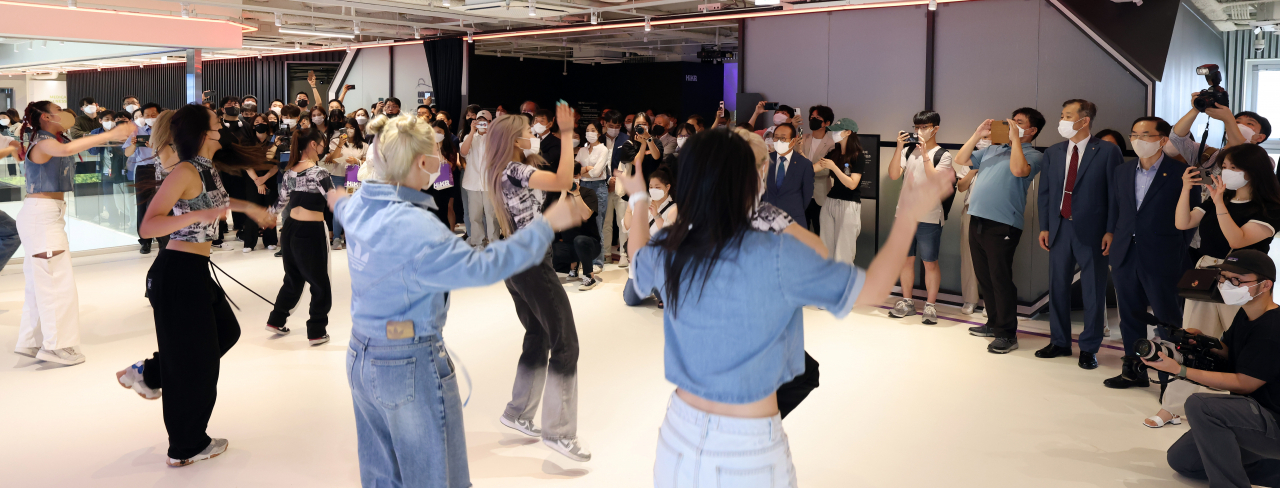 하이커 개관 축하 공연은 매우 자유로운 분위기에서 진행됐다.