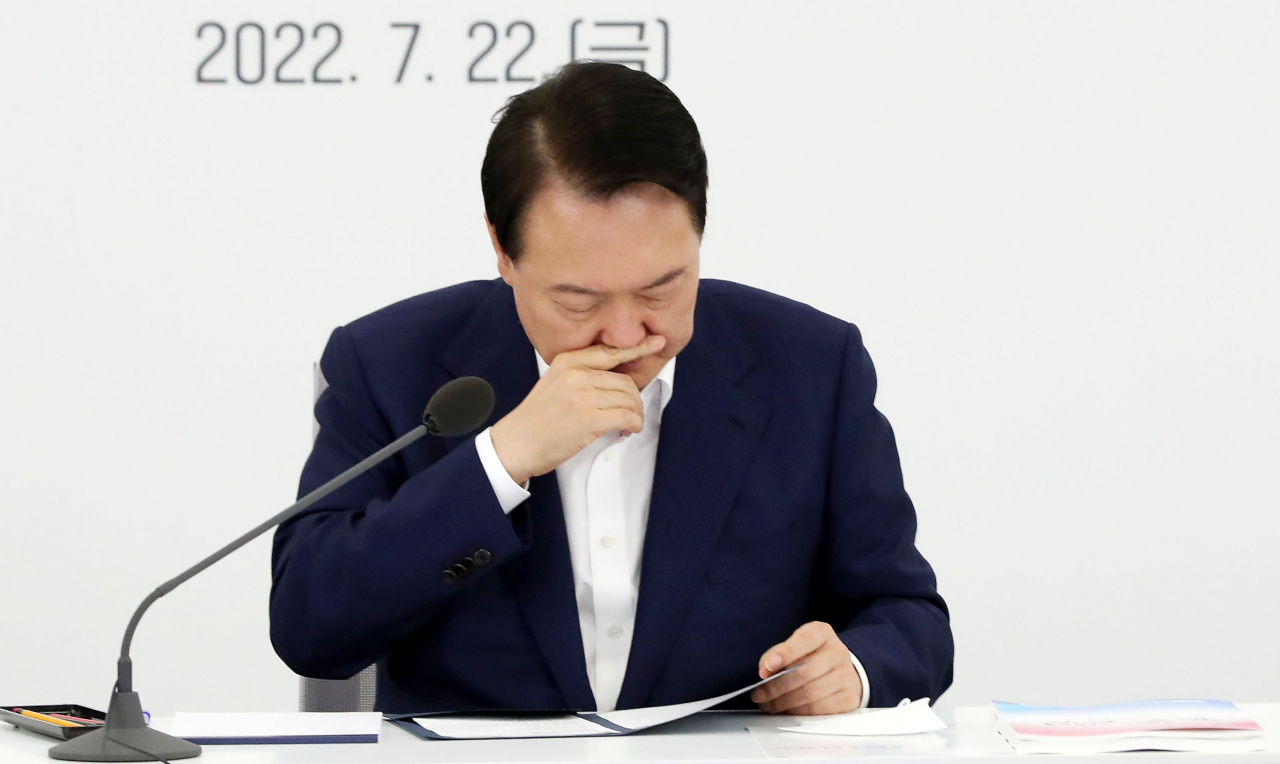 윤석열 대통령이 22일 오후 경기도 과천시 국가공무원인재개발원 과천분원에서 열린 장·차관 국정과제 워크숍에서 발언을 마친 뒤 자료를 살피고 있다. [연합]
