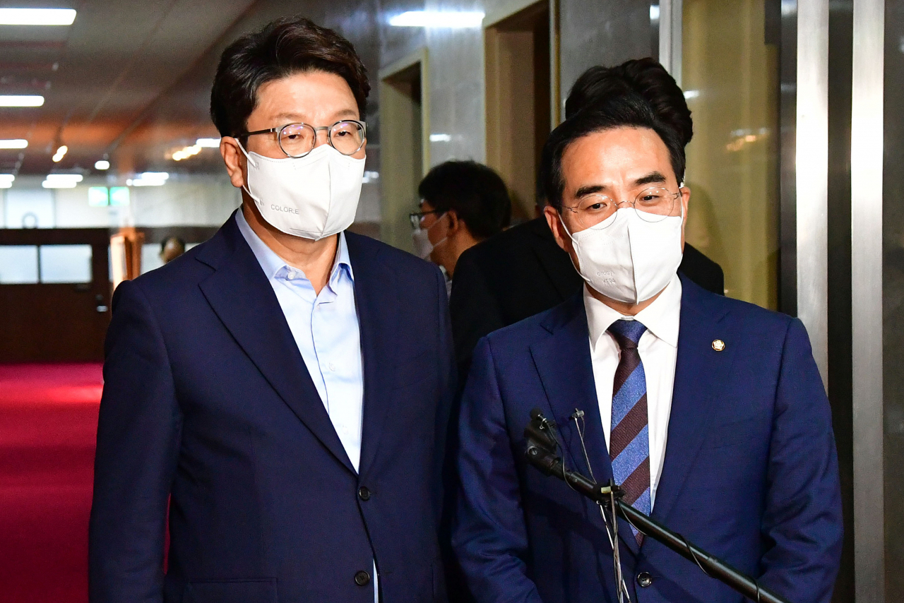권성동 국민의힘 대표 직무대행 겸 원내대표와 박홍근 더불어민주당 원내대표가 지난 21일 오후 서울 여의도 국회에서 국회의장 주재 여야 원내대표 회동에 참석한 뒤 의장실을 나서며 취재진의 질문을 받고 있다. [연합]