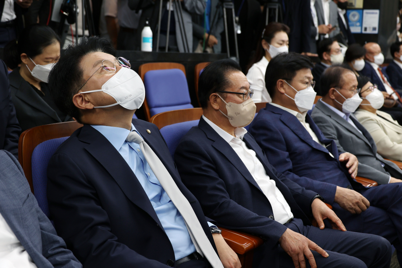 장제원 국민의힘 의원이 20일 서울 여의도 국회에서 열린 의원총회에 참석해 권성동 당 대표 직무대행 겸 원내대표의 발언을 듣고 있다. [연합]