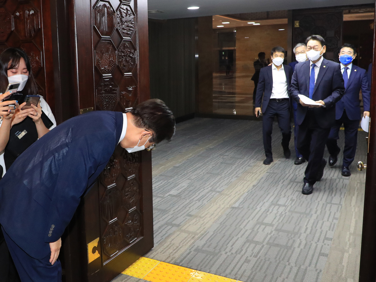 전당대회 당대표에 출마한 더불어민주당 이재명 의원이 22일 국회 본청 예결위회의장에서 열린 의원총회에 참석하는 의원들에게 인사하고 있다. [연합]