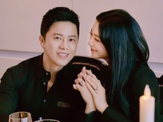 클라라(오른쪽) 남편으로 잘 알려진 재미교포 사무엘 황이 국내 5대 웹툰 플랫폼으로 꼽히는 투믹스를 2000억원이 넘는 거액에 인수해 화제다. [출처 클라라 과거 인스타그램]
