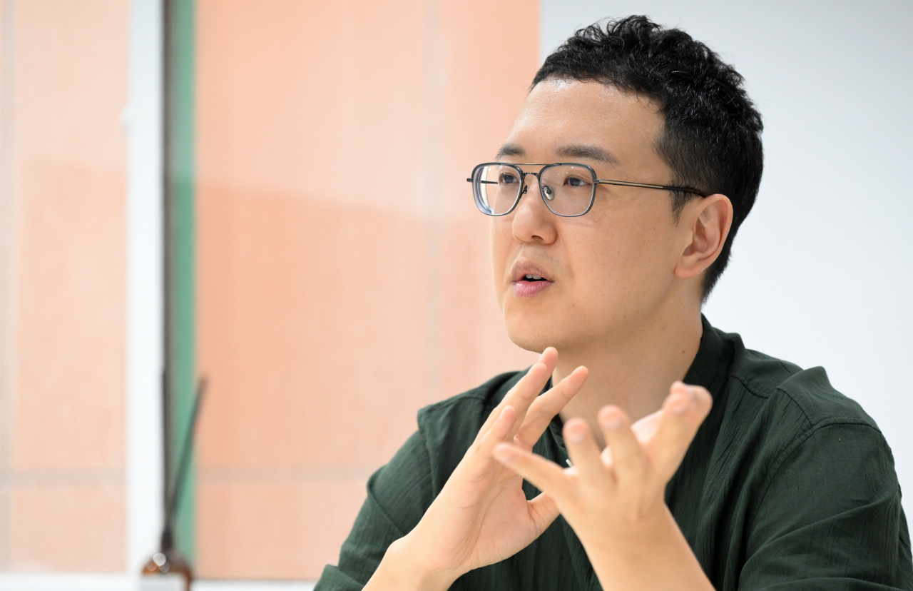 지난 14일 서울 강남구 신사동 사무실에서 송희구 작가를 만났다. 100억원대 자산가인 그는 '서울 자가에 대기업 다니는 김 부장 이야기'의 저자, 유튜버, 그리고 대기업 과장으로 일하고 있다. 임세준 기자