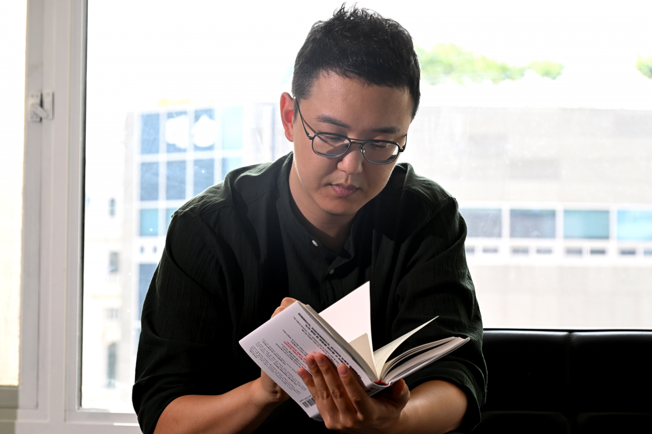 송희구 작가는 매일 4시30분 일과를 시작한다. 그는 "주변인들이 열정을 갖는 일을 찾아내 성취해 내는 사람인지, 외제차·해외여행 등 부자인 척 과시하는 사람인지 되돌아보라"고 조언했다. 임세준 기자