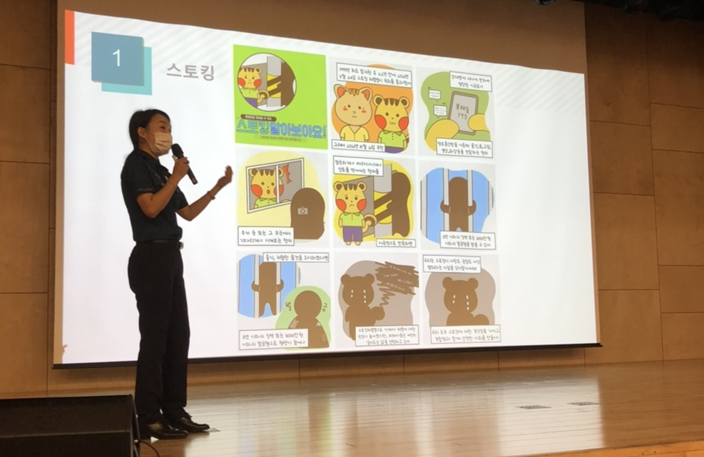 지난 20일 서울 동대문구 한국외대 캠퍼스에서 서울 동대문경찰서 정보안보외사과의 방시현 경장이 캠퍼스 성범죄 예뱡 교육을 진행하는 모습. [한국외대 제공]