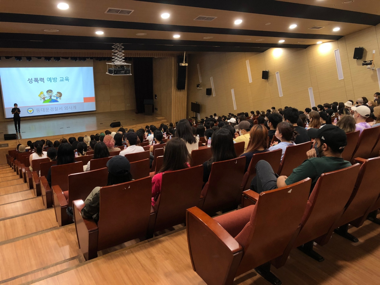 지난 20일 서울 동대문구 한국외대에서 외국인 학생들을 대상으로 캠퍼스 성범죄 예방 교육이 이뤄지고 있는 모습. [한국외대 제공]