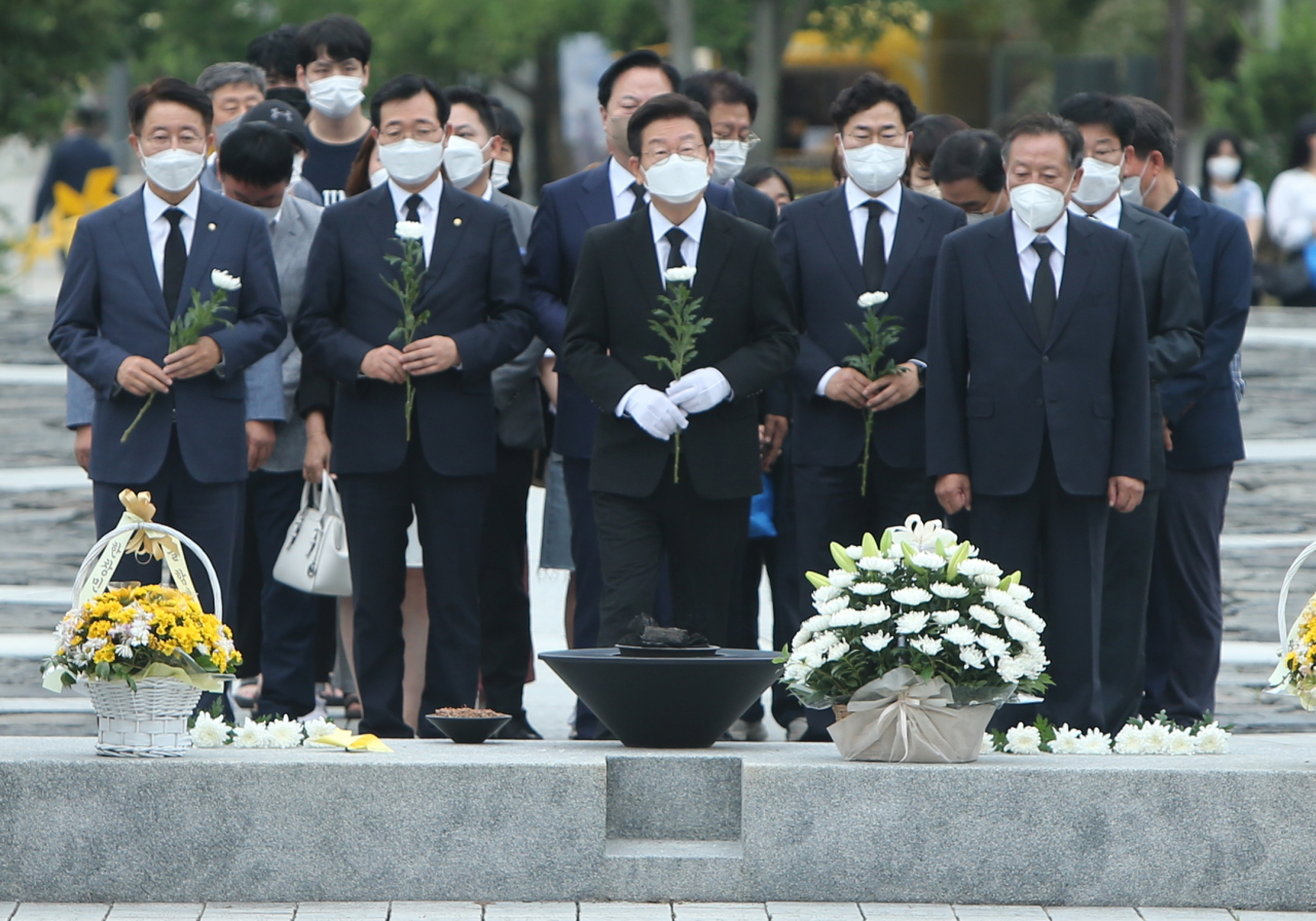 전당대회 당대표에 출마한 이재명 더불어민주당 의원이 23일 경남 김해시 진영읍 봉하마을 고(故) 노무현 전 대통령 묘역을 참배하고 있다. [연합]