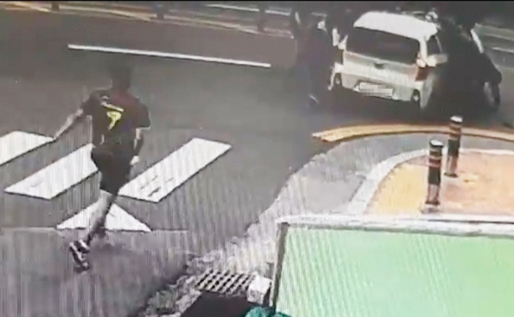 지난 22일 오후 경남 창원시 진해구의 한 신호등이 없는 횡단보도에서 7살 A군이 자전거를 타고 가다가 모닝 승용차에 밑에 깔리자 목격한 시민들이 A군을 구하기 위해 달려오고 있다. [연합]