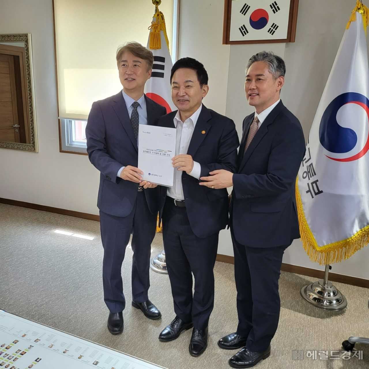 김 위원장(오른쪽)은 22일 원희룡 국토부 장관을 예방하고 화정동 아파트 붕괴사고 관련 입주예정자 주거 대책 지원 등을 건의했다.