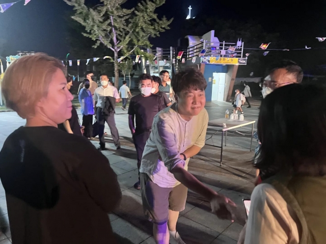 이준석 국민의힘 대표가 지지자들과 인사를 나누고 있다.[인터넷캡처]