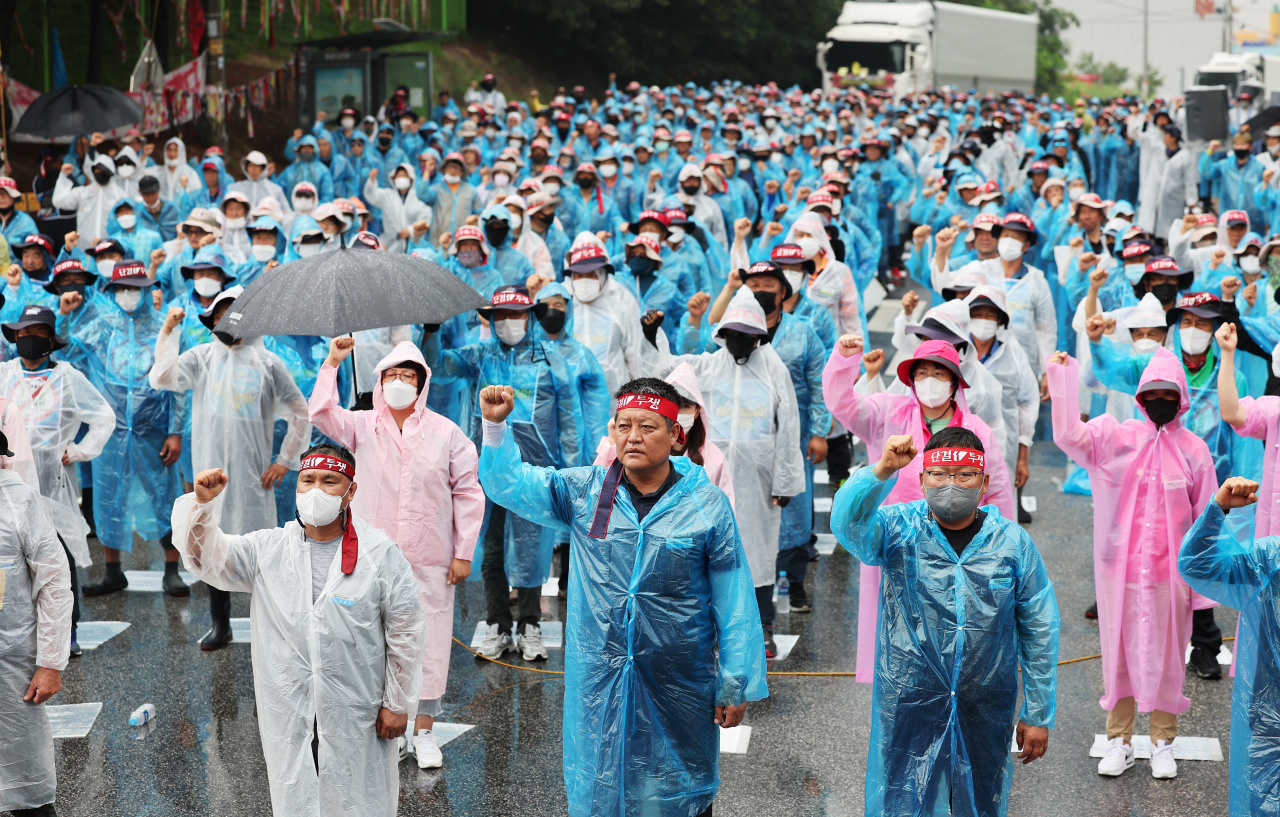 지난 22일 오후 경기도 이천시 하이트진로 이천공장 앞에서 열린 ‘하이트진로지부 총파업 투쟁 승리를 위한 화물연대 총력결의대회’에서 조합원들이 구호를 외치고 있다. [연합]