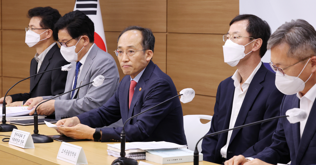 추경호 경제부총리 겸 기획재정부 장관이 지난 18일 세종시 정부세종청사에서 열린 '2022년 세제개편안' 상세브리핑을 준비하고 있다. 왼쪽부터 이용주 소득법인세정책관, 고광효 세제실장, 추 부총리, 정정훈 조세총괄정책관, 김재신 관세정책관. 연합뉴스