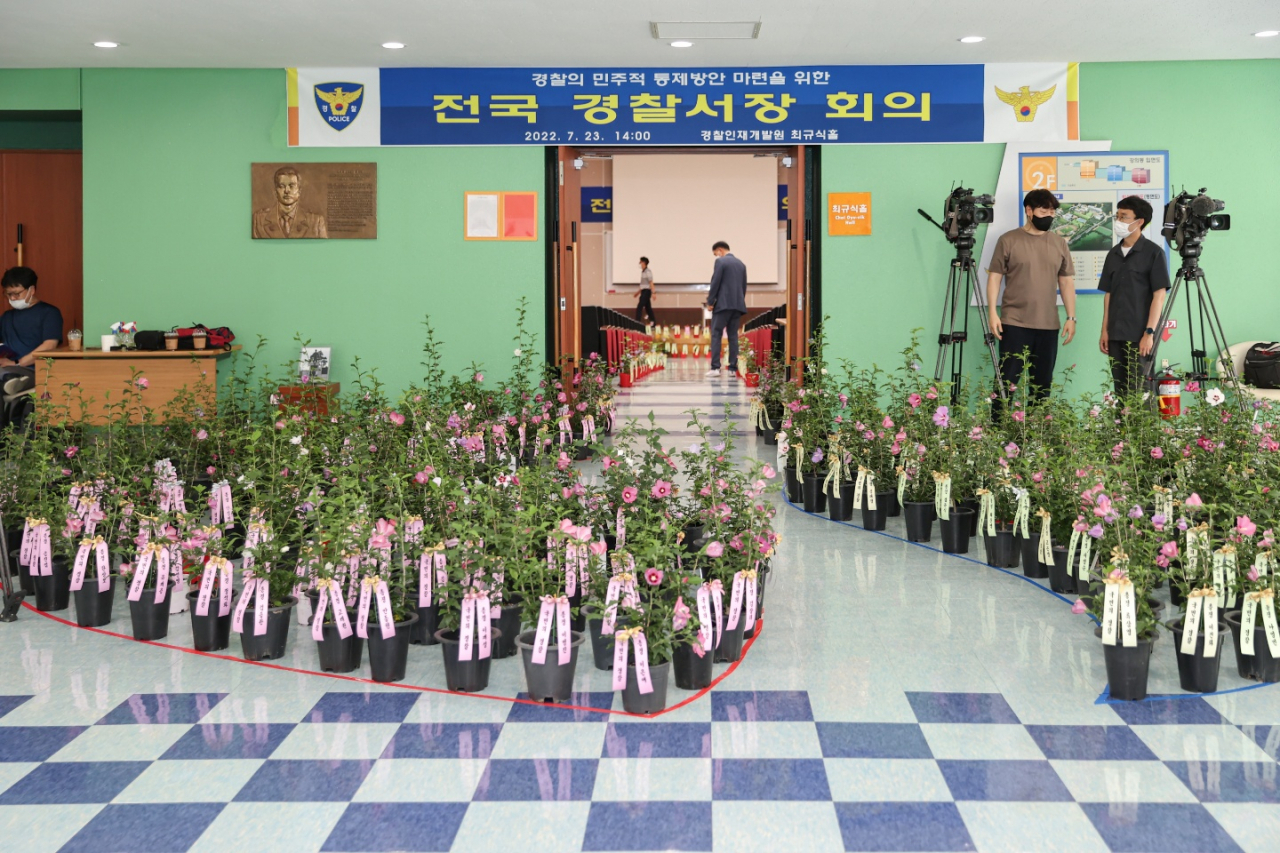 23일 오후 충남 아산 경찰인재개발원에서 열린 전국경찰서장회의가 열렸다. 회의장인 최규식홀 앞에 총경급 이상 경찰관 350여 명이 보낸 무궁화 화분이 놓여 있다. [전국경찰서장회의 주최 측 제공]