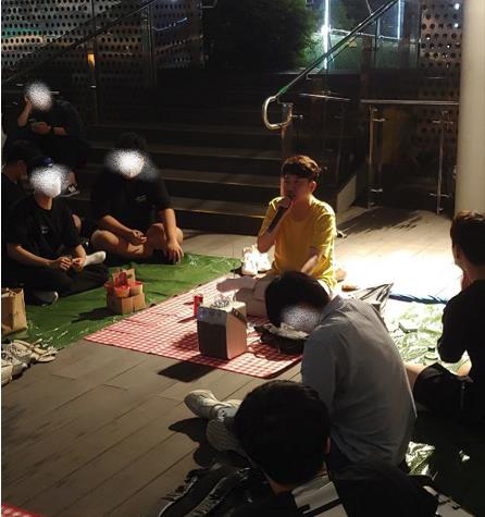 이준석 대표가 23일 광주 국립아시아문화전당 하늘공원에서 지지자들과 대화하고 있다.[인터넷캡쳐]