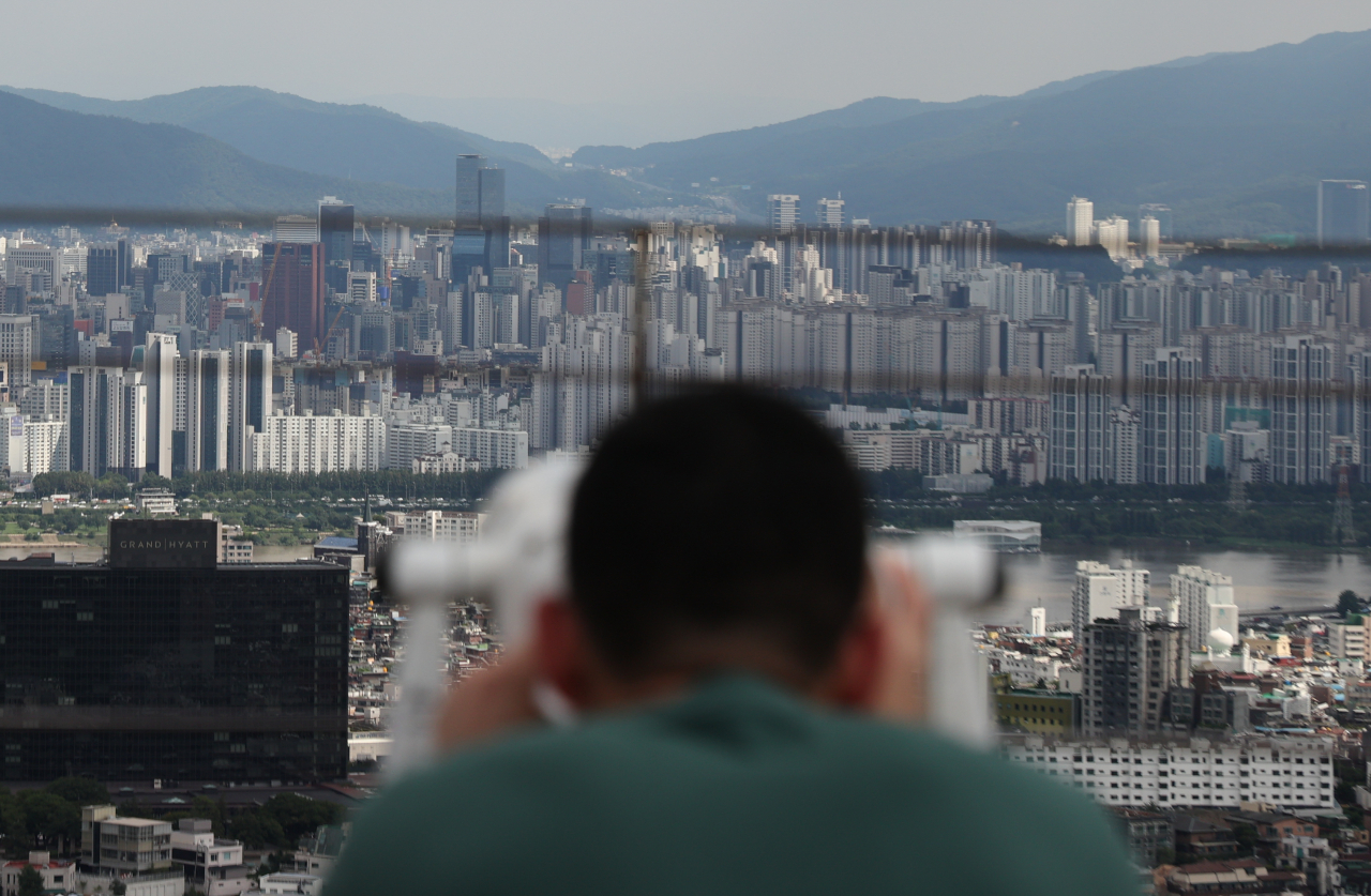 서울의 아파트 매매수급지수가 10주 연속 하락하는 등 매수심리가 꽁꽁 얼어붙고 있다. 사진은 15일 서울 남산에서 바라본 시내 아파트 모습. [연합]