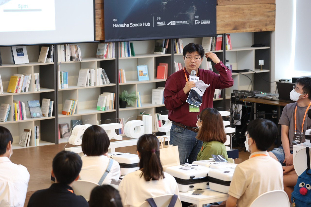 정재승 한국과학기술원(KAIST) 교수가 23일 서울 명동 커뮤니티하우스에서 중학생들과 ‘우주에서 뇌의 변화’를 주제로 토론하고 있다. [한화 제공]