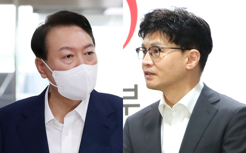 한동훈 법무부 장관(오른쪽)은 오는 26일 윤석열 대통령에게 법무부 업무 전반에 대해 보고를 할 예정이다. [연합]