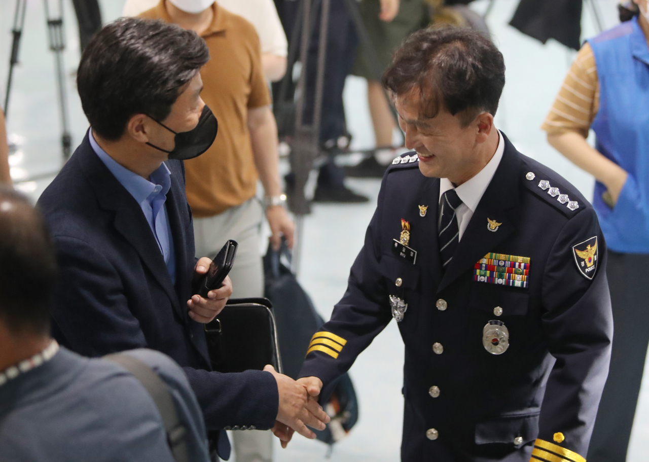 23일 오후 충남 아산 경찰인재개발원에서 열린 전국 경찰서장 회의가 끝나고 류삼영 울산 중부경찰서장(총경)이 관계자와 인사하고 있다. [연합]