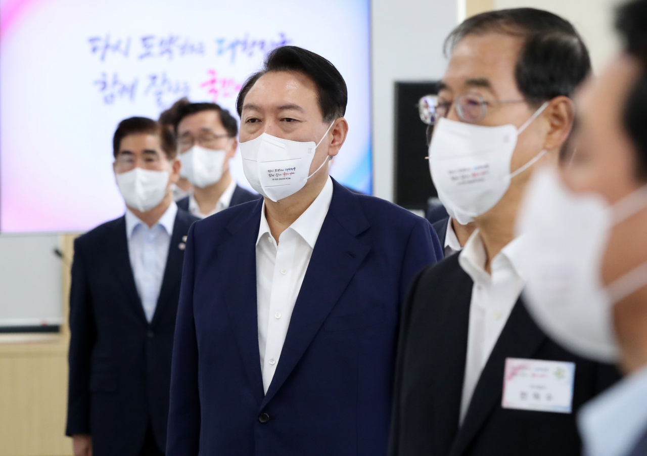 윤석열 대통령이 22일 오후 경기도 과천시 국가공무원인재개발원 과천분원에서 열린 장·차관 국정과제 워크숍에서 애국가를 제창하고 있다. [연합]