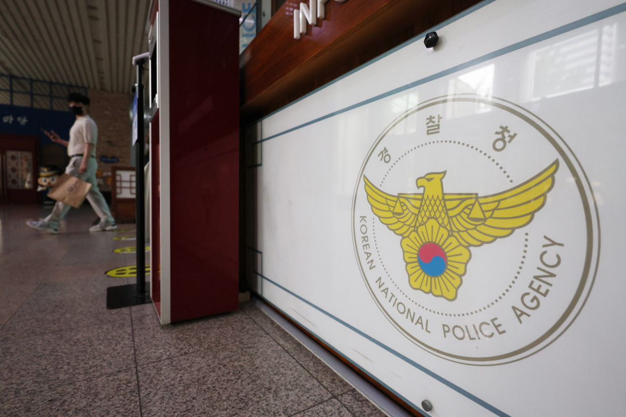 행정안전부 경찰국 신설에 반대하는 전국 경찰서장회의 직후 회의를 주도한 서장이 전격 대기발령 조처되자 일선 경찰관들 사이에 반발이 거세지고 있다. 경찰청은 23일 회의를 주도한 류삼영 울산중부경찰서장을 심야에 울산경찰청 공공안전부 경무기획정보화장비과로 대기발령했다. 또 현장에 참석한 경찰들에 대해 지휘부의 해산 지시를 이행하지 않았다며 국가공무원법상 복종 의무 위반을 근거로 감찰하겠다고 밝혔다. 경찰 지휘부가 단번에 징계 카드를 꺼내 들자 경찰국 신설을 비판하면서도 어느 정도 온건한 기조를 유지해왔던 일선 경찰관들은 경찰 내부망 등을 통해 비판을 쏟아냈다. 사진은 24일 오후 서울 서대문구 경찰청. [연합]