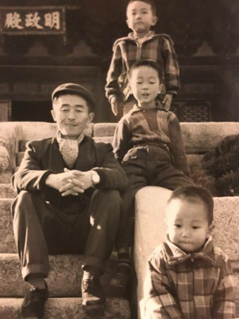 김규동 시인(왼쪽)과 둘째아들 김현(오른쪽 맨뒤) [헤럴드DB]