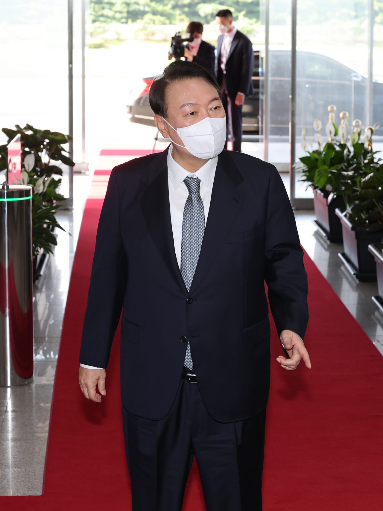 윤석열 대통령이 25일 오전 서울 용산 대통령실 청사로 출근하며 취재진의 질문에 답하고 있다. [연합]