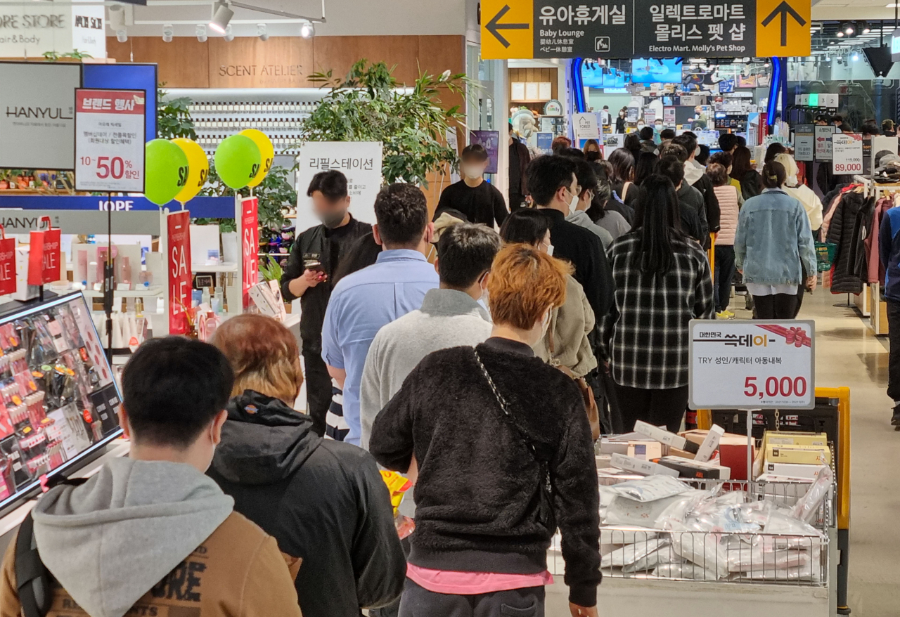 지난 30일 서울 성동구 이마트 자양점에서 한우데이 및 쓱데이를 맞아 쇼핑을 온 시민들이 마감 시간을 앞두고 계산을 위해 길게 줄지어 서있다. 신세계그룹 18개 계열사는 30일, 31일 양일간 2021 대한민국 쓱데이를 진행하며 다양한 할인혜택을 제공한다.