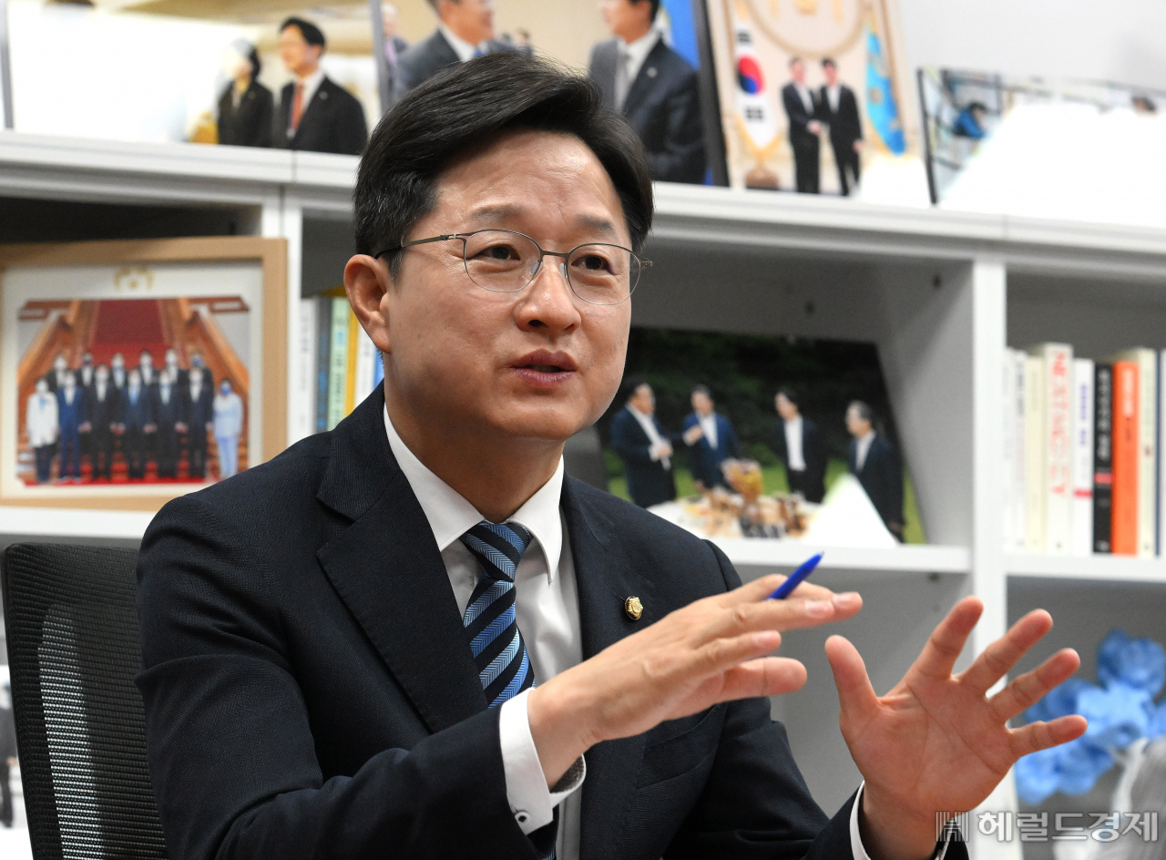 오는 8·28 더불어민주당 전당대회에 당 대표 후보로 출마한 강병원 민주당 의원이 21일 서울 영등포구 여의도 국회 의원회관에서 본지와 인터뷰를 하고 있다. 임세준 기자