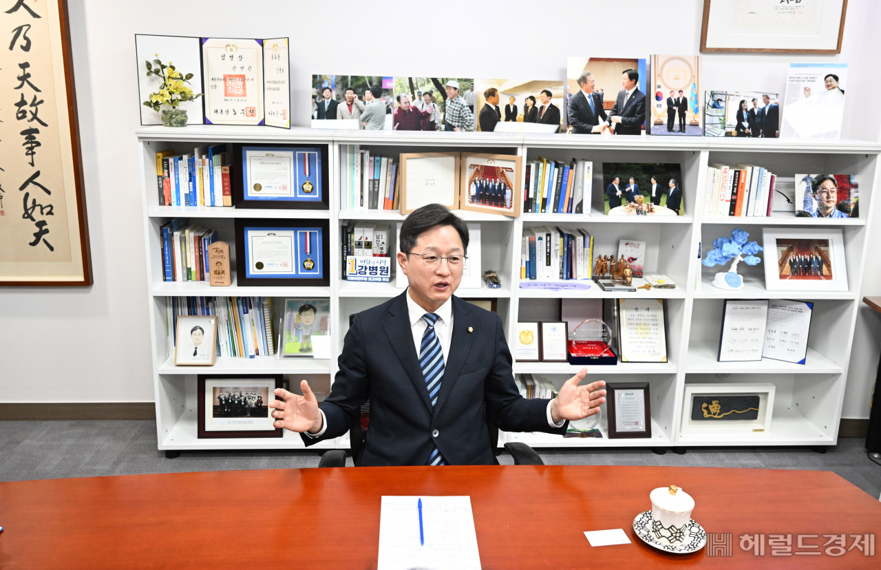 오는 8·28 더불어민주당 전당대회에 당 대표 후보로 출마한 강병원 민주당 의원이 21일 서울 영등포구 여의도 국회 의원회관에서 본지와 인터뷰를 하고 있다. 임세준 기자