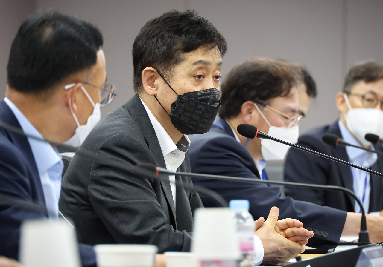 김주현 금융위원장이 25일 오전 서울 종로구 정부서울청사에서 경제·금융시장 전문가 간담회를 열고 국제금융센터 원장, 경제·금융시장 관련 민간 전문가 등과 국내 경제·금융시장 동향 및 리스크 요인에 대해 논의하고 있다. [금융위 제공]