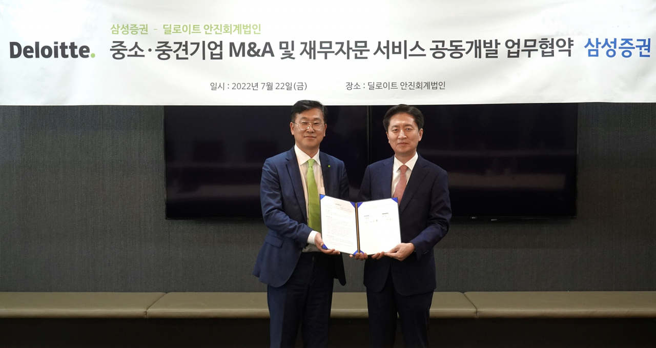 길기완 딜로이트 안진 재무자문본부장(왼쪽)과 사재훈 삼성증권 부사장이 22일 서울 여의도 딜로이트 안진회계법인에서 ‘중소·중견기업 M&A 및 재무자문 서비스 공동개발 업무협약’을 체결했다.[딜로이트안진 제공]