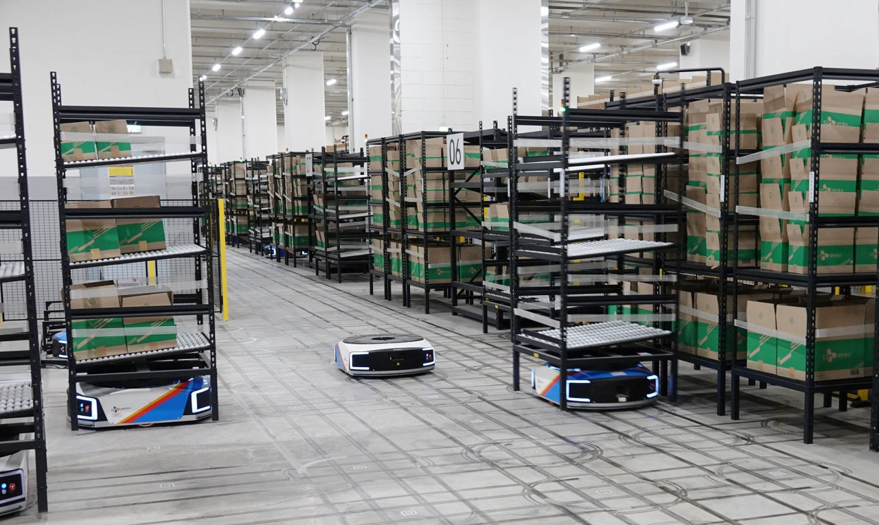 군포 풀필먼트센터의 AGV(Automated Guided Vehicle·고정노선 운송로봇)가 박스를 이송하는 모습. [CJ대한통운 제공]