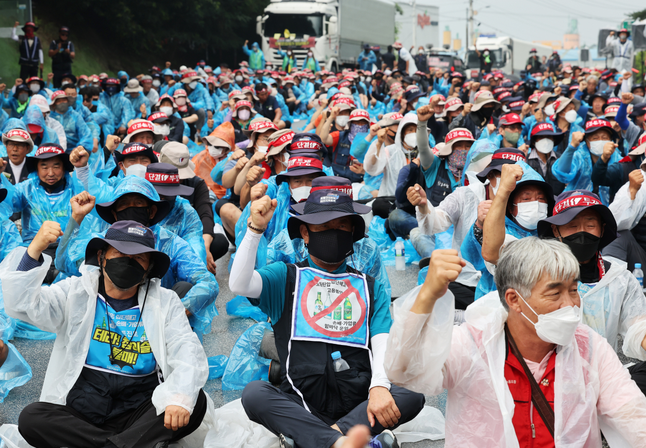 지난 22일 오후 경기도 이천시 하이트진로 이천공장 앞에서 열린 '하이트진로지부 총파업 투쟁 승리를 위한 화물연대 총력결의대회'에서 조합원들이 구호를 외치고 있다. [연합]
