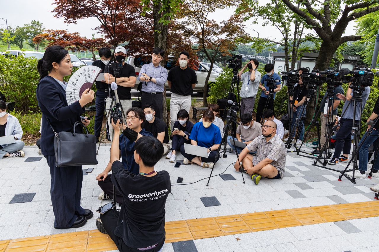 국민의힘 이준석 대표에게 성 접대를 한 의혹을 받는 김성진 아이카이스트 대표 측 법률대리인인 김소연 변호사가 5일 오후 경기 의왕 서울구치소에서 김 대표의 오전 접견을 마치고 기자회견을 하고 있다. [연합]