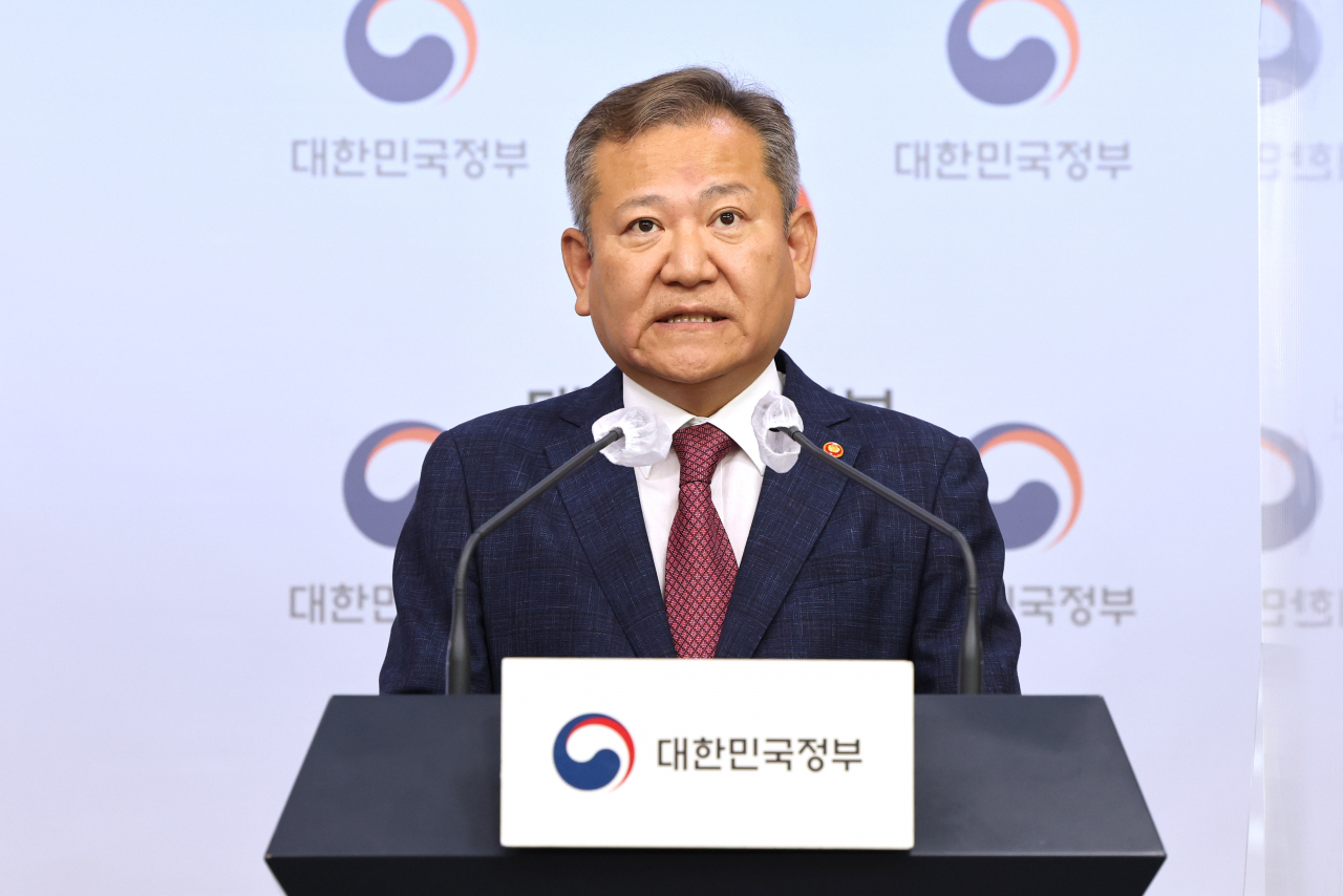 이상민 행정안전부 장관이 이달 15일 오전 정부서울청사 별관 브리핑룸에서 행정안전부 내 경찰국 신설 계획인 경찰제도 개선방안 발표를 마친 뒤 취재진의 질문에 답하고 있다. [연합]