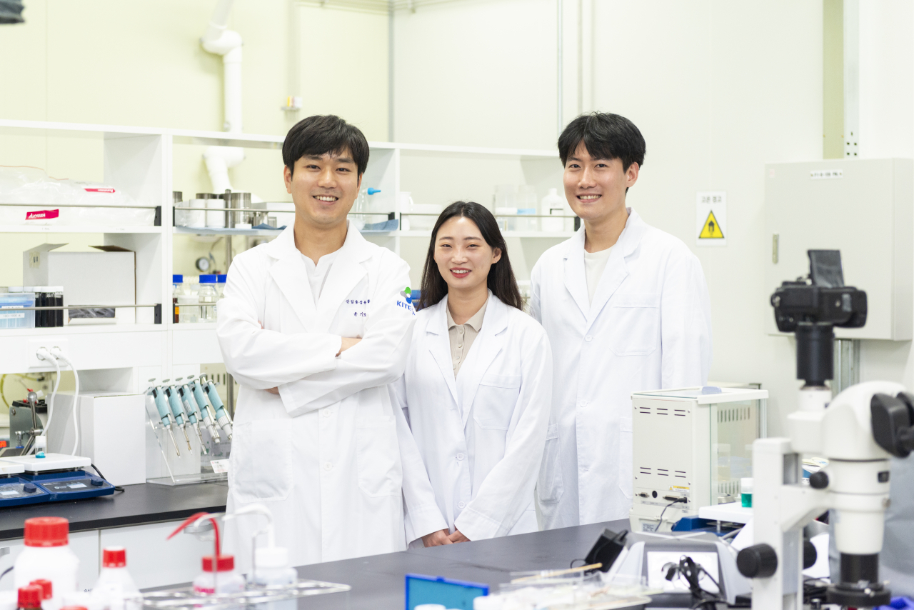 왼쪽부터 윤기로 박사, 이경아 서울대 박사과정생, 황창규 고려대 박사과정생.[한국생산기술연구원 제공]
