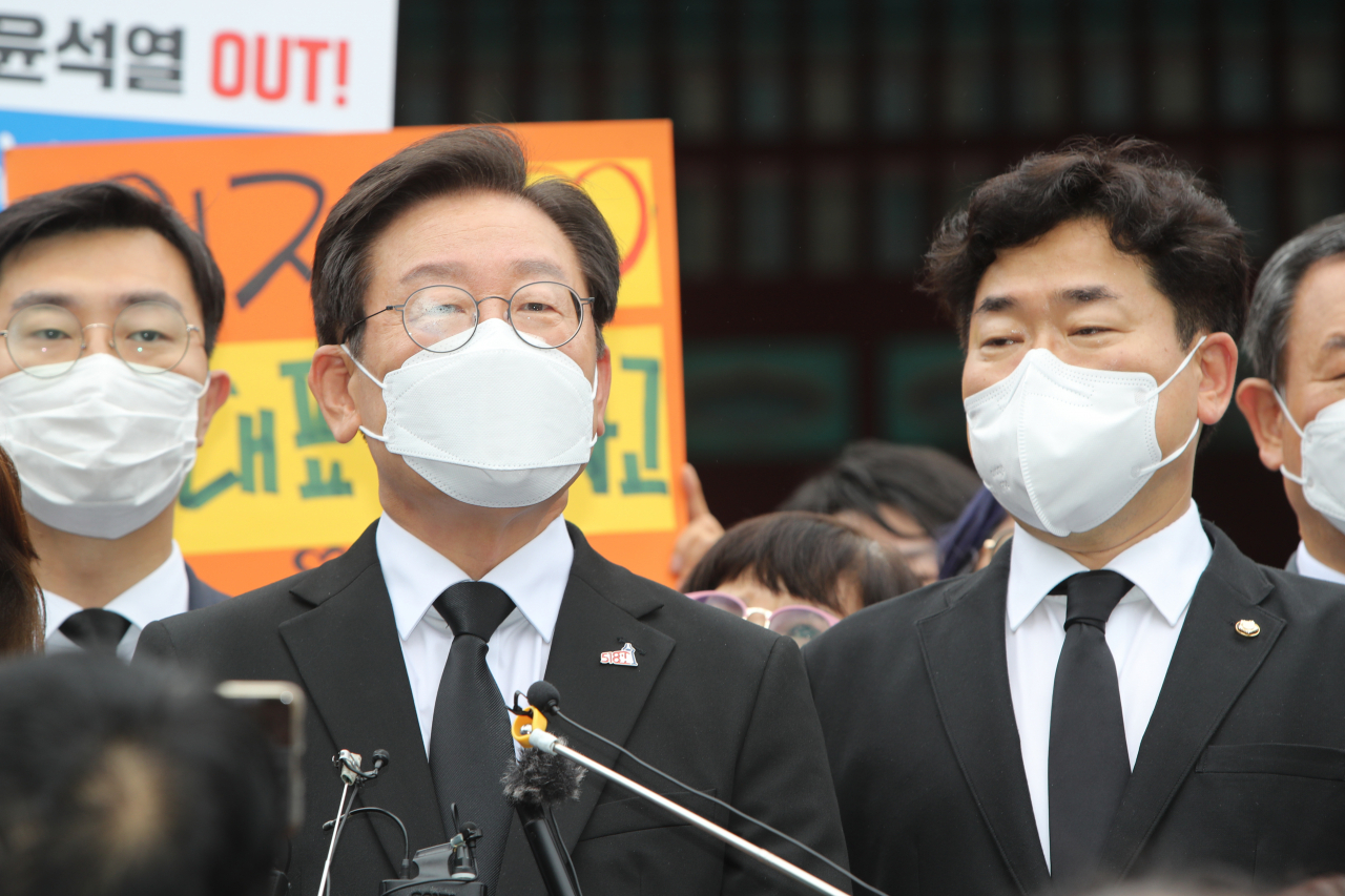 더불어민주당 유력 당권주자인 이재명 상임고문이 예비경선을 나흘 앞둔 24일 오후 광주 북구 운정동 국립5·18민주묘지를 찾아 참배한 뒤 인사말을 하고 있다. [연합]