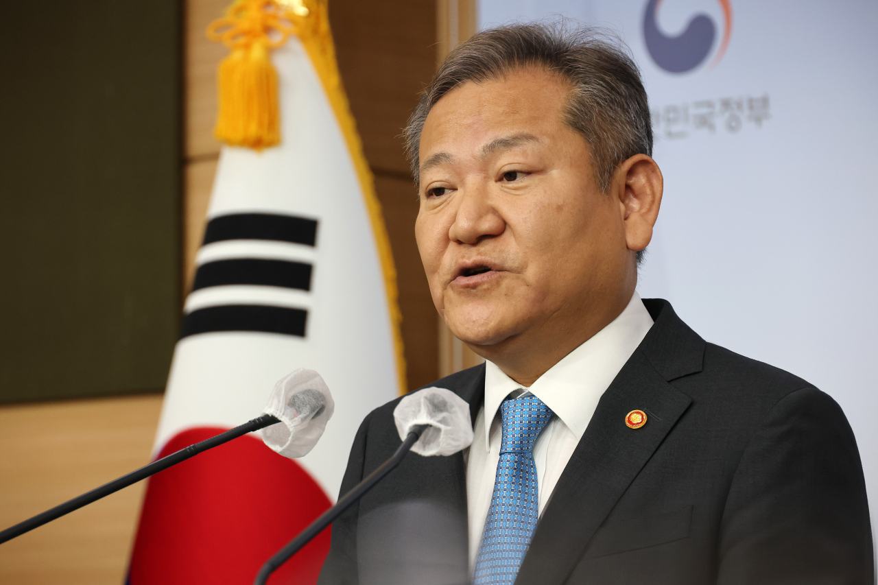 이상민 행정안전부 장관이 25일 오전 정부서울청사 브리핑실에서 행정안전부 내 경찰국 신설 및 최근 전국경찰서장 회의에 대한 입장 발표를 하고 있다. 이 장관은 이날 오전 정부서울청사로 출근하며 연합뉴스 기자와 만나 경찰국 추진에 반대하는 전국 경찰서장 회의를 두고 '하나회의 12·12 쿠데타'에 준하는 상황이라며 작심하고 비판했다. 연합뉴스