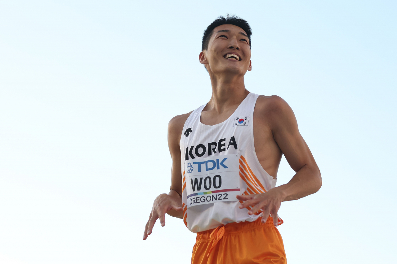 이종섭 국방부 장관은 25일 2022 세계육상선수권대회 남자 높이뛰기에서 한국 육상 역사상 첫 은메달을 수상한 우상혁 병장과 체육부대 관계관들을 초청해 격려했다. 우상혁 병장 자료사진. [AFP]