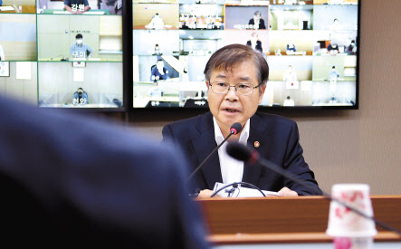 이정식 고용노동부 장관이 25일 서울지방노동청에서 주요 실·국장, 48개 전국 지방관서장 등이 참석한 ‘전국 기관장 회의’에서 발언하고 있다. 이 장관은 이날 대우조선해양 하청업체 노사합의에 대해 “늦었지만, 양보와 타협으로 파국을 막고 국민적 기대에 부응했다는 점에서 다행”이라며과 원칙의 테두리 내에서 자율과 상생의 노사관계 문화 정착에 한치의 소홀함이 있어선 안 될 것”이라고 강조했다. [고용노동부 제공]
