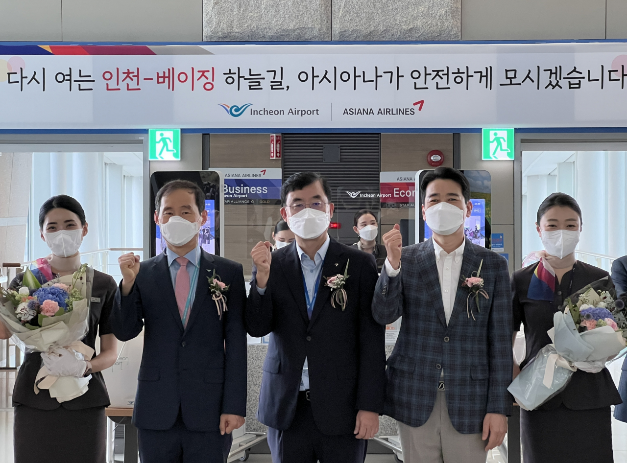 김범호(왼쪽 두번째부터) 인천공항공사 미래사업본부장, 두성국 아시아나항공 여객본부장, 현일조 아시아나항공 서비스본부장 등이 지난 23일 인천국제공항 제1터미널에서 열린 ‘인천~베이징 운항 재개’ 기념행사에서 기념 촬영을 하고 있다. [아시아나항공 제공]