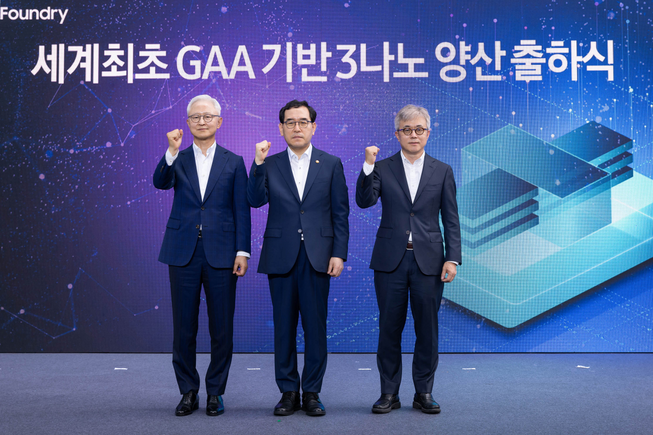 경계현(왼쪽부터) 삼성전자 대표이사와 이창양 산업통상자원부 장관, 최시영 삼성전자 파운드리사업부 사장이 25일 경기도 화성시 삼성전자 화성캠퍼스에서 열린 ‘세계최초 GAA 기반 3나노 양산 출하식’에서 기념촬영을 하고 있다. [삼성전자 제공]