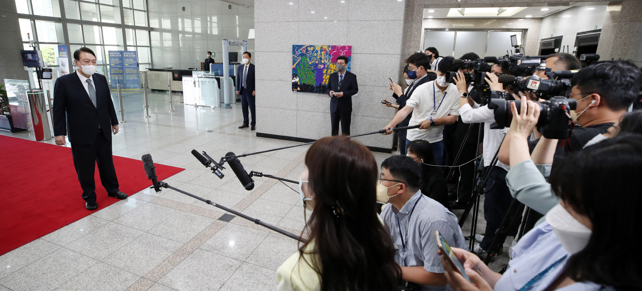 윤석열 대통령이 25일 오전 서울 용산 대통령실 청사로 출근하며 취재진의 질문에 답하고 있다. [연합]