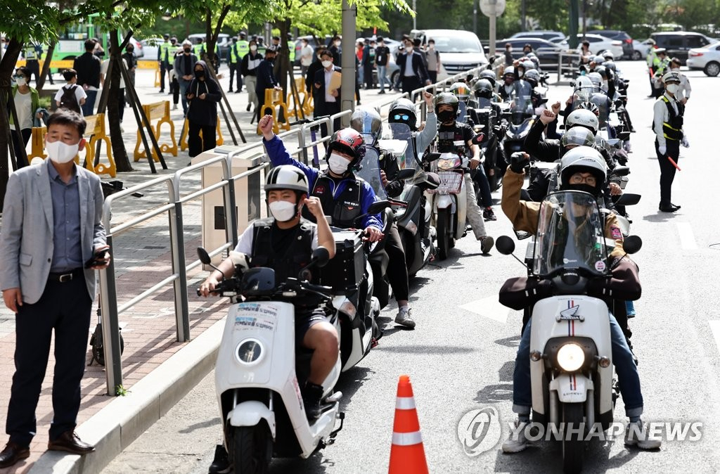 올해 4월 라이더보호법 제정, 산재보험 보장 촉구하며 행진하는 배달 기사들. [연합]